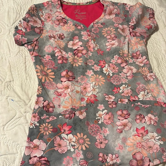 EXCELLENT WOMENS PRETTY FLORAL ZEN CHERRY BOMB PRINT SCRUBS TOP  SIZE Xs - Picture 1 of 3